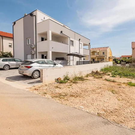 Lovely In With Wifi Apartman