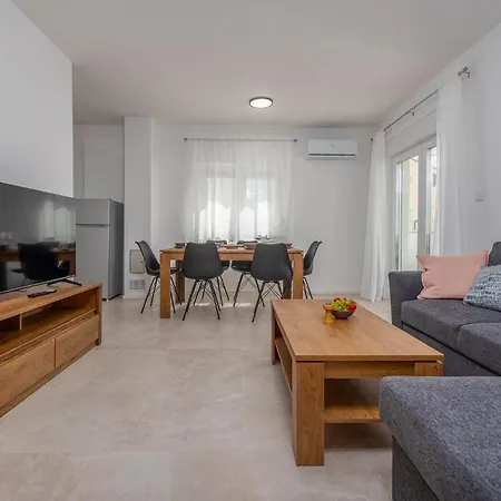 Apartman Lovely In With Wifi Povljana